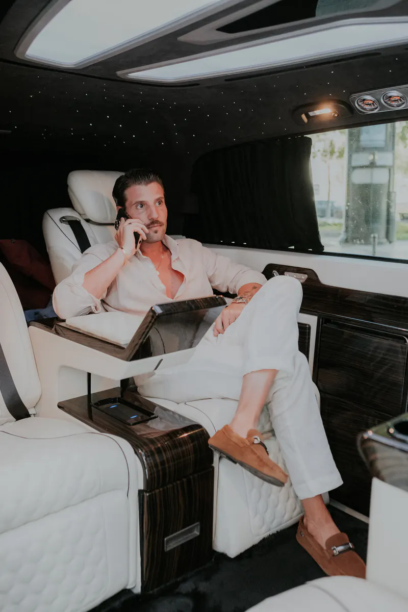 Tiago Paiva ao telefone no interior de uma carrinha executiva