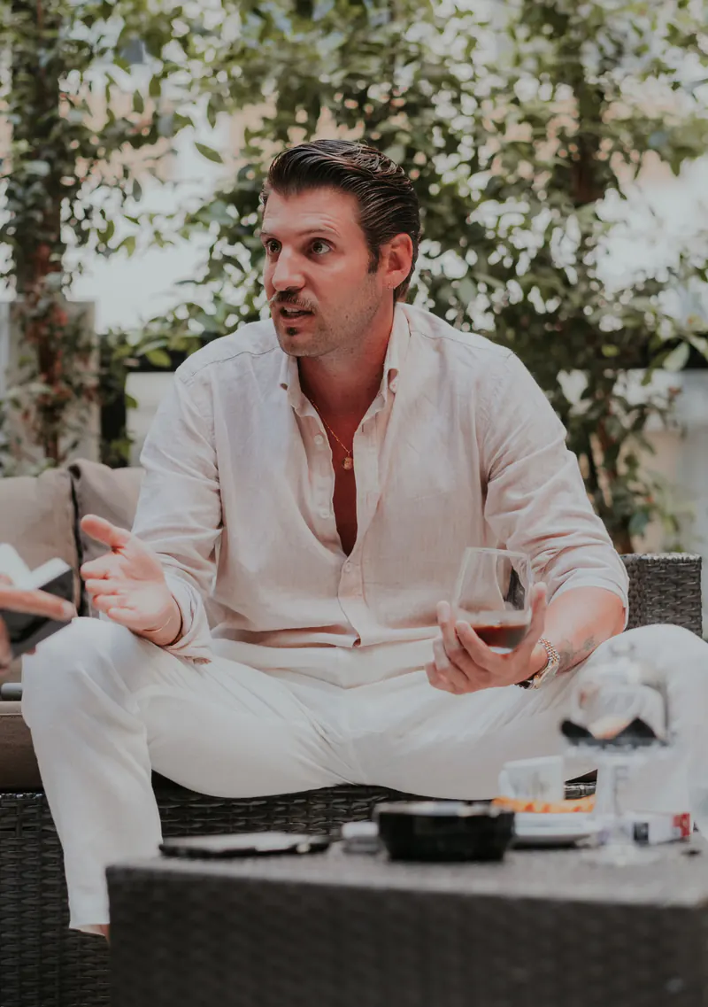 Tiago a falar, sentado num sofá de jardim, durante uma conversa